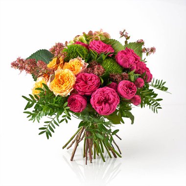 Beyaz arka planda izole edilmiş vazoda taze renkli güller.