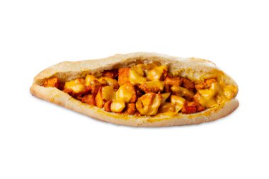 Beyaz arka planda sebzeli tavuk