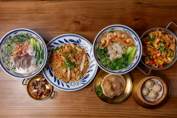 Geleneksel Çin yemekleri ve çorbalar.