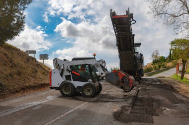 Makineli bir yolda onarım ve onarım çalışmaları