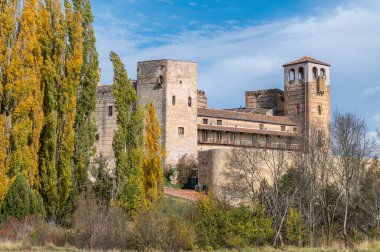 Castillo de Castilnovo, İspanya 'nın Segovia eyaletinin Castilnovo ilçesine bağlı bir kaledir.)