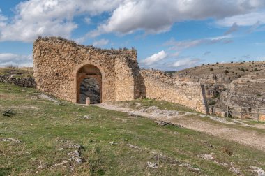 Segovia ili Sepulveda 'nın (İspanya) ortaçağ duvar kapısının antik kalıntıları.)