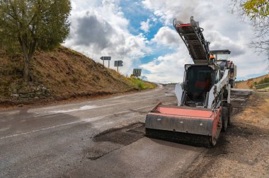 Makineli bir yolda onarım ve onarım çalışmaları