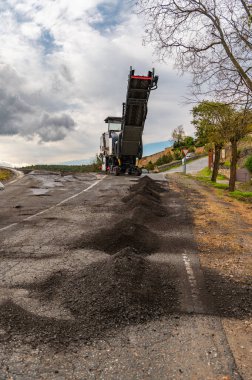 Makineli bir yolda onarım ve onarım çalışmaları