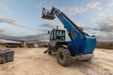 Açık hava inşaatında forklift makinesi.