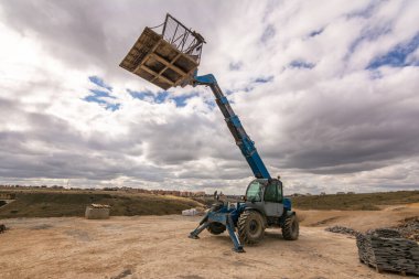 Açık hava inşaatında forklift makinesi.