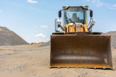 Taş ve kayaların çıkarıldığı bir inşaat alanında kazıcı.