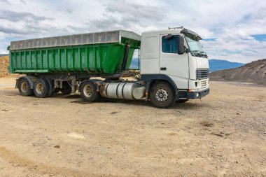 Taş ocağında taş ve taş taşımak için kamyon