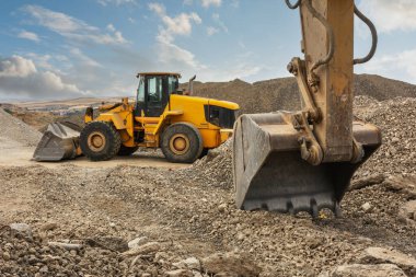 Bir inşaat sahasında çalışan kazı ekibi