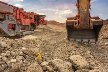 Bir inşaat sahasında çalışan kazı ekibi