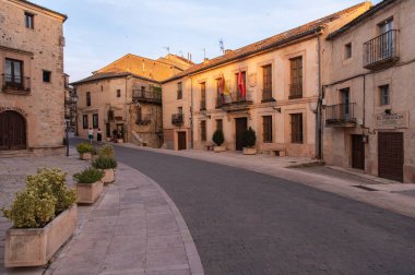 İspanya 'nın en güzel şehirlerinden biri olan Segovia' nın ortaçağ şehri Sepulveda 'nın dış görünüşü.