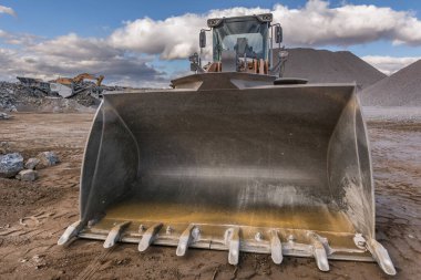 Açık bir maden ocağında buldozer