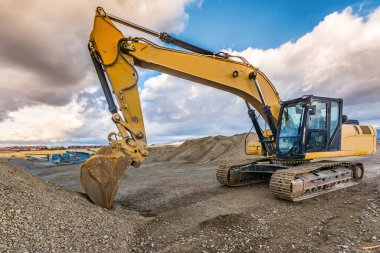 Taş ocağında çalışan bir kazıcı.