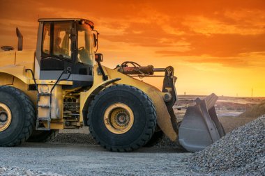 Taş madeninde kazıcı taşıma ve çakıl istifleme