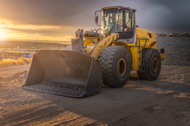 İspanya 'daki Segovia çevre yolunun genişleme çalışmaları üzerinde çalışan kazıcı
