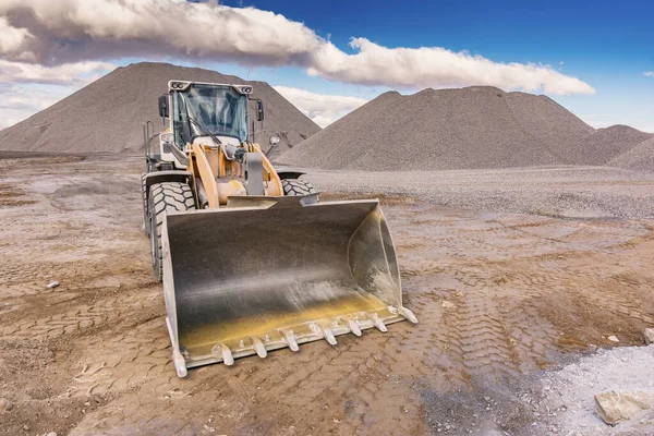 Gravel stone transformation plant for the construction of a road