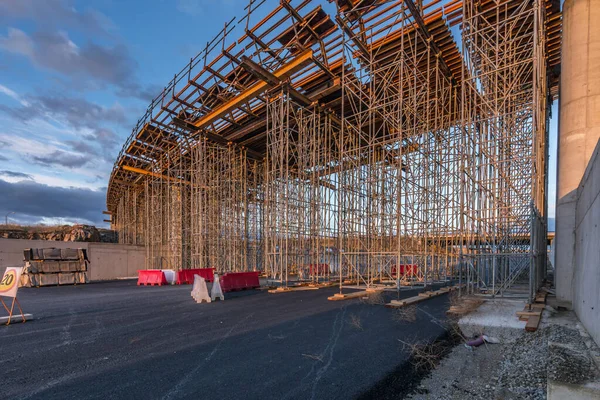 Steigerstructuur Bij Bouw Van Een Viaduct Rechtenvrije Stockafbeeldingen