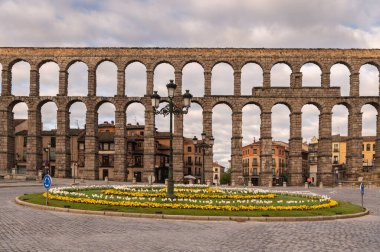 İspanya 'nın ünlü Roma su kemeri. Unesco 'nun İnsanlık Mirası.