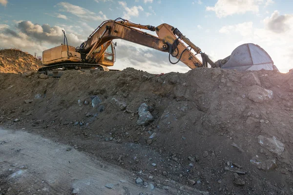 Escavadeira Movendo Sujeira Areia Canteiro Obras — Fotografia de Stock