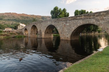 Eski Köprü ya da Romanesque Köprüsü İspanya 'nın Avila ilindeki Navaluenga belediyesinden geçerken Alberche Nehri' ni geçer.)