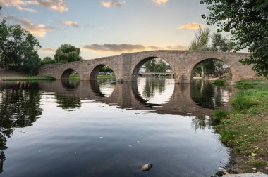 Eski Köprü ya da Romanesque Köprüsü İspanya 'nın Avila ilindeki Navaluenga belediyesinden geçerken Alberche Nehri' ni geçer.)