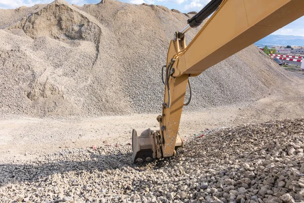 Pala Una Excavadora Una Cantera Con Una Montaña Grava — Foto de Stock