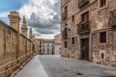 Yahudi mahallesi ortaçağ mahallesidir. Geçmişle karşılaşma yoluna girmemizi sağlar. İsrail Hükümeti 'nin yardımıyla restore edildi..