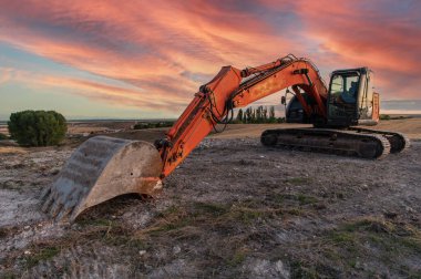 İnşaat alanında büyük bir kazıcı.