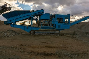 Taş ocağında ağır makineler çalışıyor.
