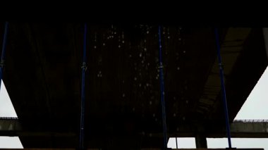 Terk edilmiş bir binada yağmur yağıyor, tavandan ve duvarlardan büyük damlalar akıyor. Sağanak yağış sırasında eski bir binada nem ve nem.