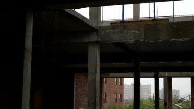 Terk edilmiş bir binada yağmur yağıyor, tavandan ve duvarlardan büyük damlalar akıyor. Sağanak yağış sırasında eski bir binada nem ve nem.