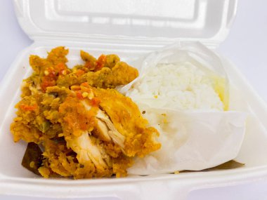 Nasi ayam geprek ya da beyaz arka planda izole edilmiş ambalaj kutusunda ezilmiş tavuk pirinci..
