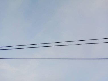 Bulutlu gökyüzü ve elektrik hatlarının görüntüsü. Açık hava doğal sahne.