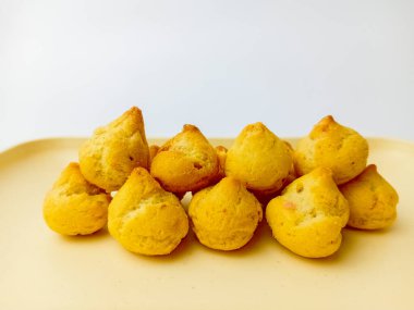 Kare tabakta yaban mersinli mini choux. Beyaz arka planda izole edilmiş. Lezzetli çerez.