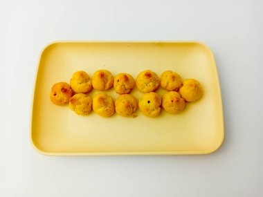 Kare tabakta yaban mersinli mini choux. Beyaz arka planda izole edilmiş. Lezzetli çerez.