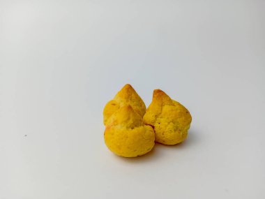 Beyaz arka planda yaban mersini dolgulu mini choux. Lezzetli çerez.