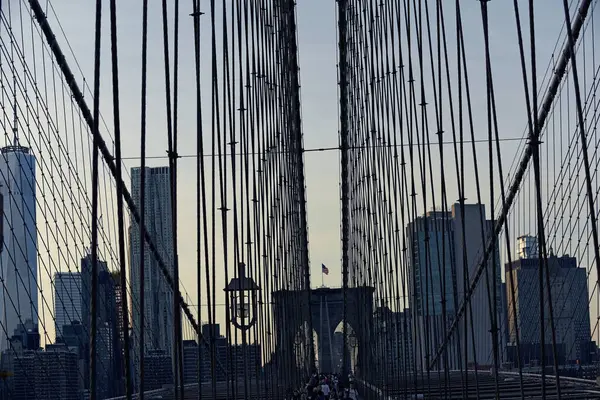 Vista Dei Pilastri Del Ponte Brooklyn Flusso Persone Sullo Sfondo — Foto Stock
