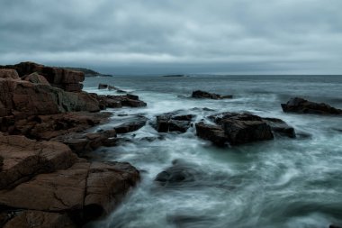  Atlantik Okyanusu 'nun kayalık kıyıları. Kasvetli dramatik hava. Uzun pozlama.