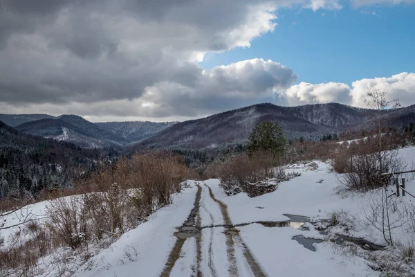 Zimní Krajina Špinavá Cesta Tavícím Sněhem Mezi Horami — Stock fotografie