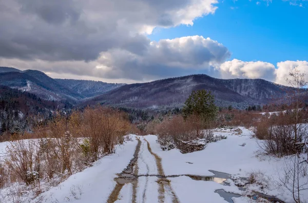 Zimní Krajina Špinavá Cesta Tavícím Sněhem Mezi Horami — Stock fotografie