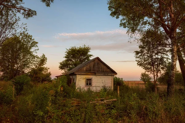 放棄された田舎の古い木造の荒廃した家 ウクライナ — ストック写真