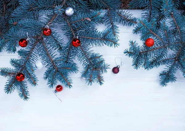 Fichtenzweige Mit Rot Funkelnden Weihnachtskugeln Auf Weißem Holzgrund Vintage Stil — Stockfoto