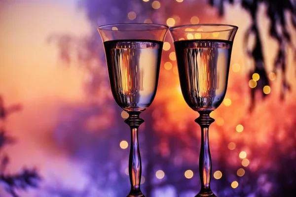 Renkli Bir Arka Planda Köpüklü Şarap Olan Iki Bardak Kutlama — Stok fotoğraf