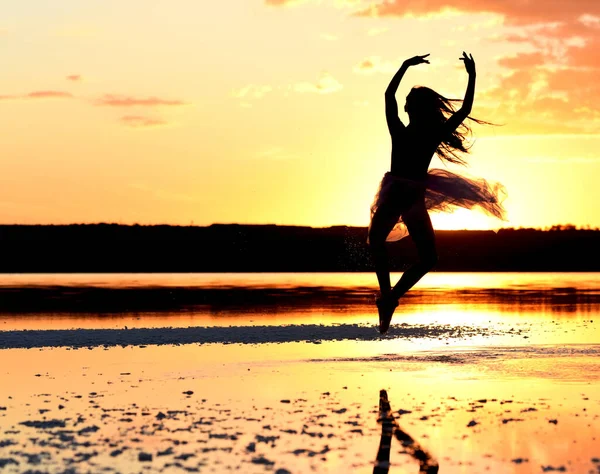 Молодая Балерина Изящном Прыжке Озеру Закате — стоковое фото