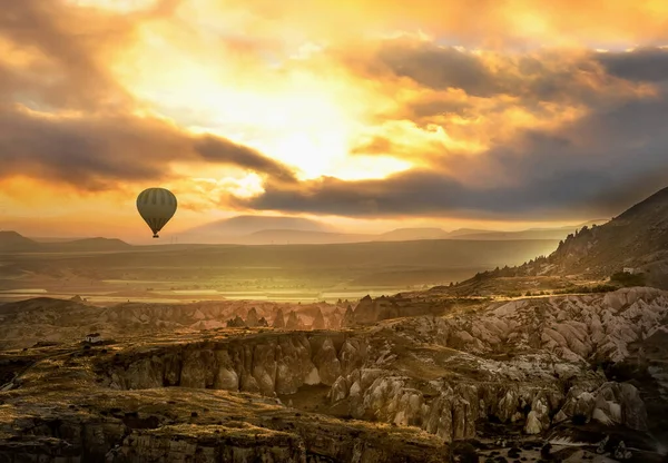 Fantastique Lever Soleil Dans Une Vallée Avec Des Rochers Une — Photo