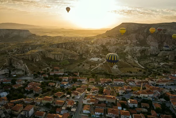 在山谷中 清晨时分 天空中闪烁着岩石和气球 从城市和房屋的高度来看 卡帕多西亚 土耳其 — 图库照片