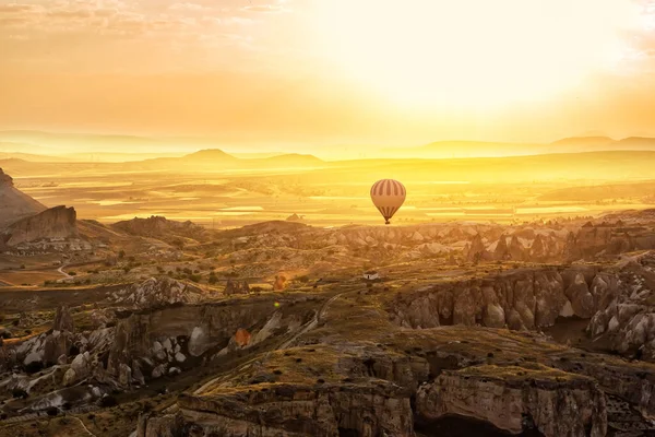 Fantastique Lever Soleil Dans Une Vallée Avec Des Rochers Une — Photo