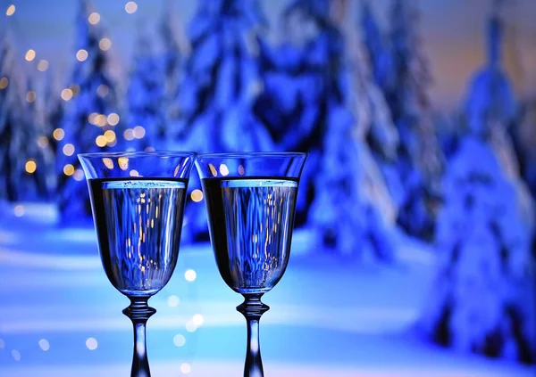 Gläser Mit Prickelndem Champagner Vor Dem Hintergrund Einer Winterlichen Landschaft — Stockfoto