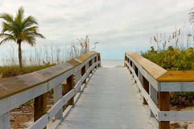Sahile giden tahta köprü. Florida sahili. ABD.