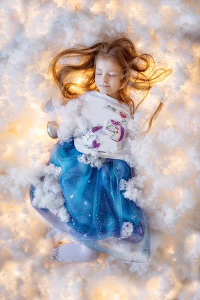 Magická Pohádková Fotka Dívka Spí Načechraných Ozdobných Mracích Mezi Kouzelnými — Stock fotografie